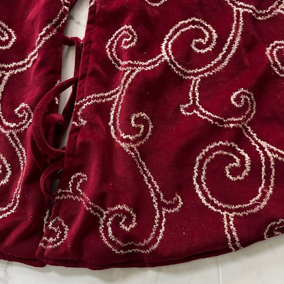 Gorgeous Chestnut Lane Plush Reversible Tree Skirt - Picture 4 of 6